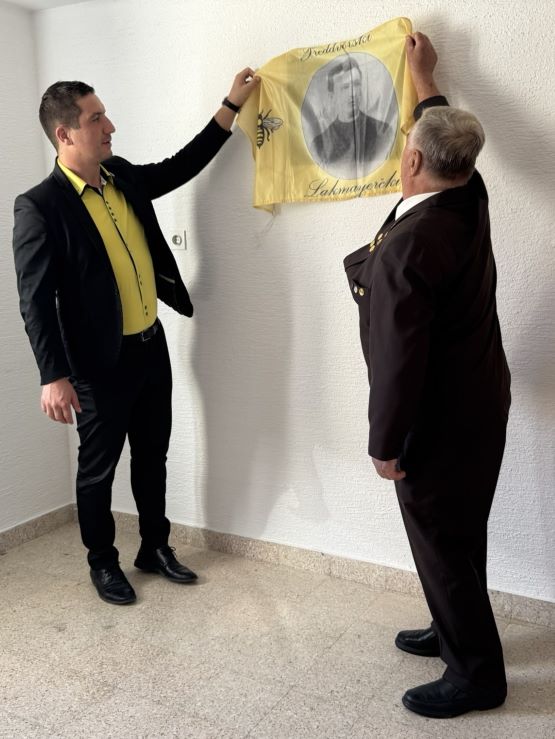 Odkritje spominske plošče Frana Lakmayerja v Kulturnem domu Preddvor